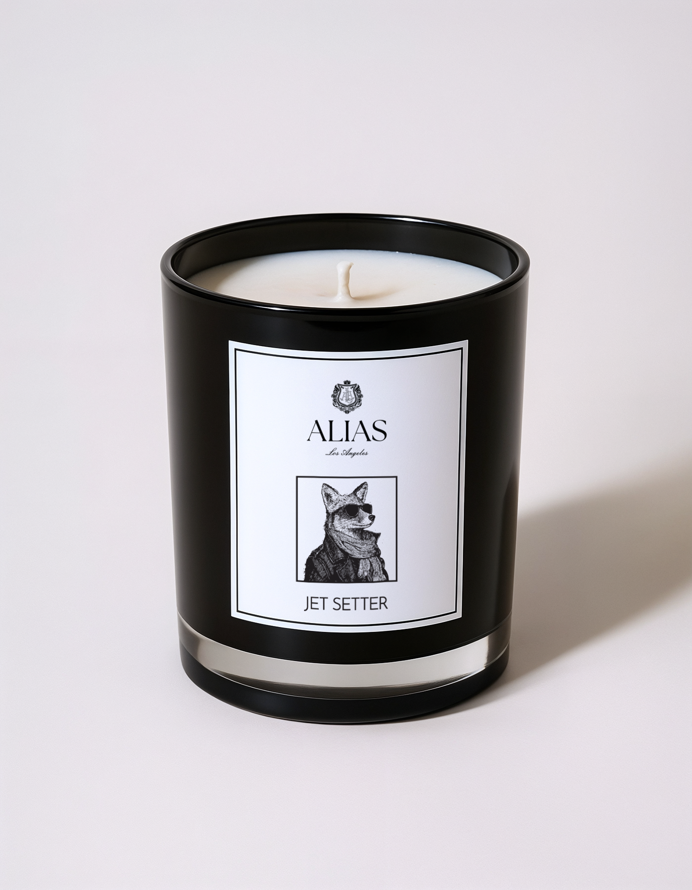 Alias Los Angeles The Jetsetter candle – glossy black jar filled with a luxurious blend of black tea, cedarwood, and Sicilian bergamot; a sophisticated soy wax candle designed for world travelers, luxury interiors, and elevated self-care rituals.