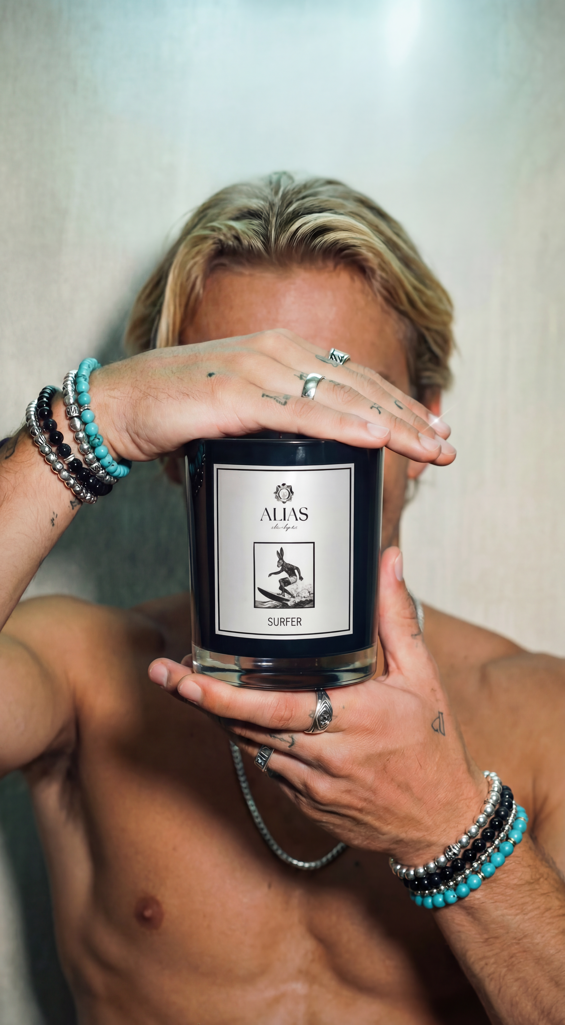 The Surfer luxury candle by Alias Los Angeles – glossy black jar with a breezy blend of sea spray, koa wood, and ylang ylang; a laid-back soy wax candle inspired by California beach culture, perfect for coastal vibes, summer gifting, or relaxed home ambiance.